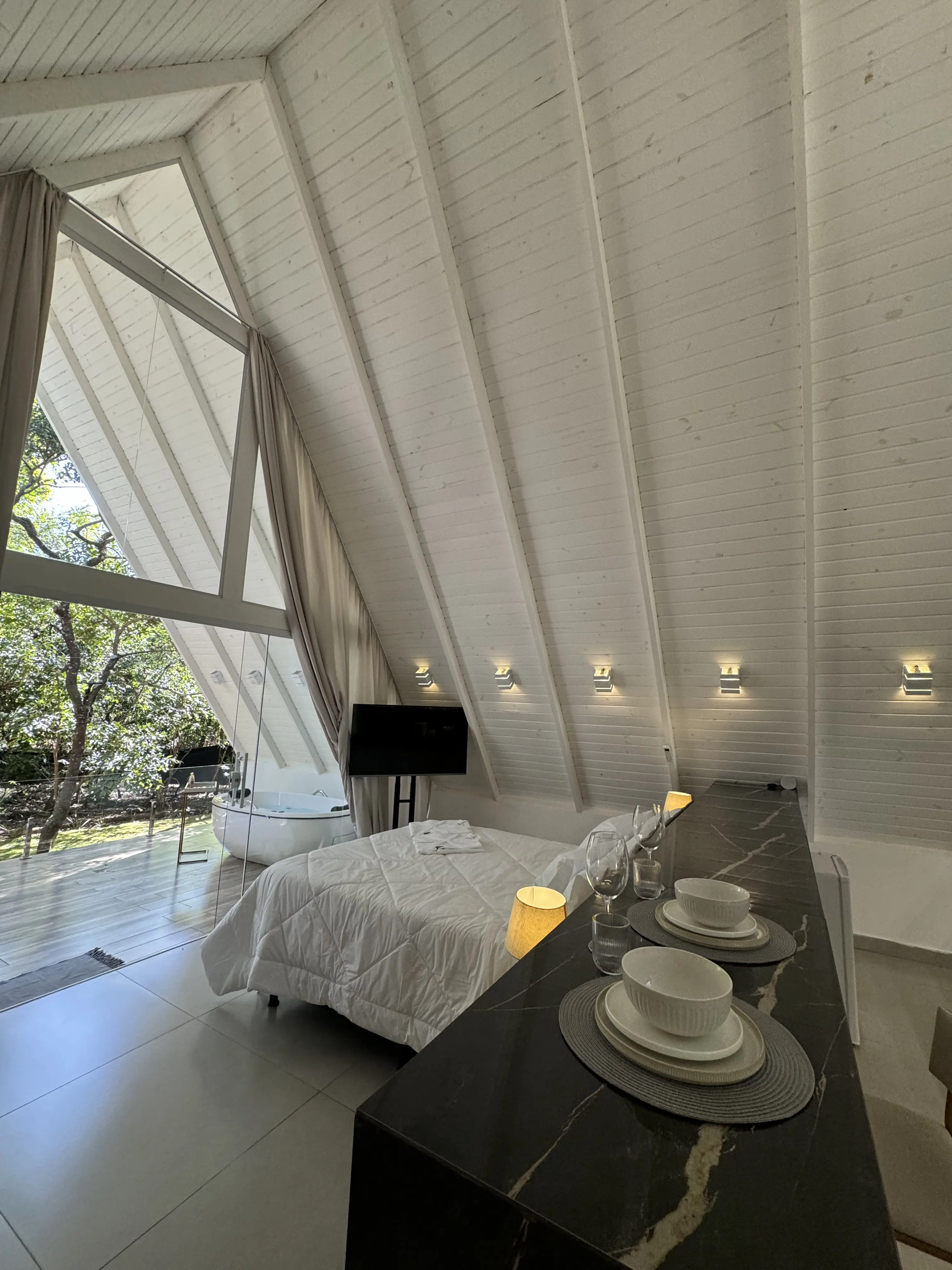 Interior aconchegante da cabana